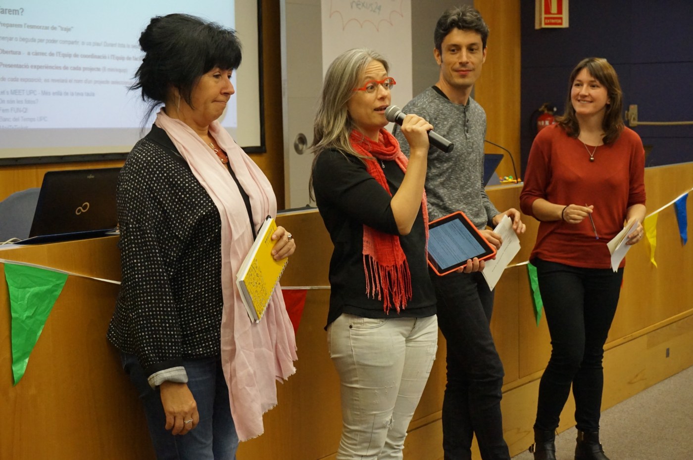 Angels, Maria, Oscar i Bea parlant