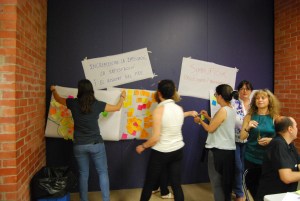 gent penjant posters a la paret